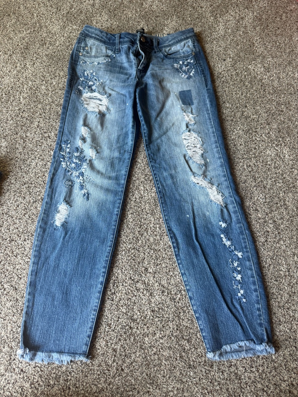Size 5/6 Women’s Jeans Rewash Vintage Reunion distressed embroidered denim jeans